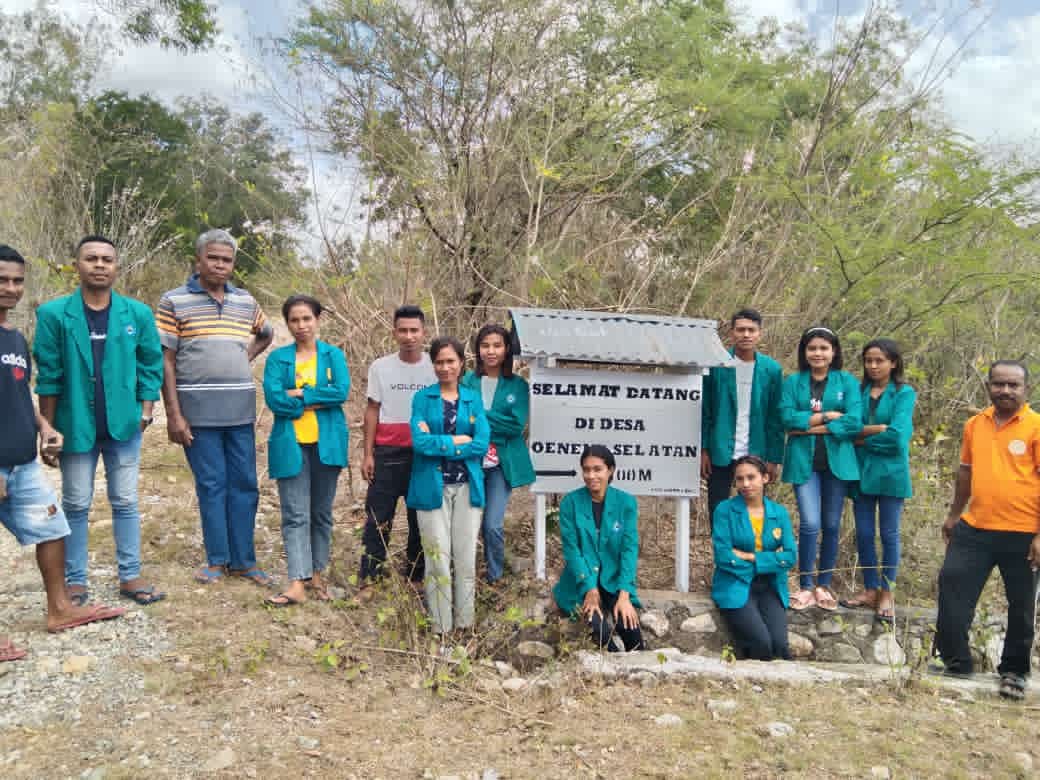 Untuk Merubah Wajah Desa, Mahasiswa PKM Fisipol Unimor Dan Pemerintah Desa Oenenu Selatan Pasang Papan Penunjuk Arah 