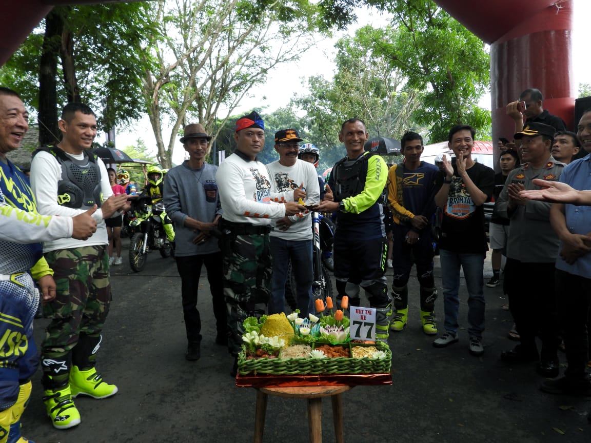 Dandim 0613/Ciamis Lepas Ribuan Pemotor Cross Asal Jabar & Jateng Untuk Meriahkan Hut TNI Ke-77.