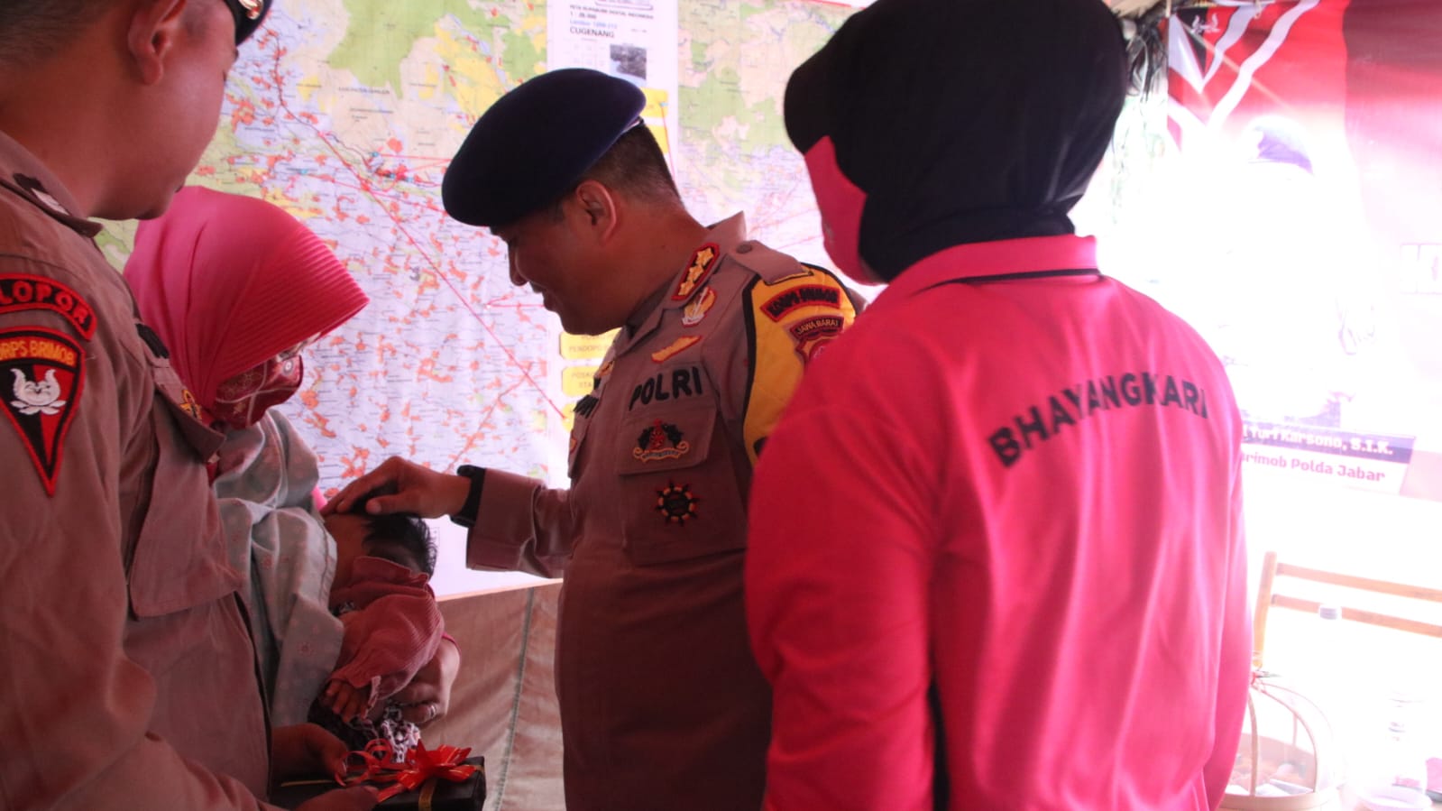 Polri dan Yayasan Kemala Bhayangkari Peduli Gencar Salurkan Bansos Kepada Korban Gempa Cianjur