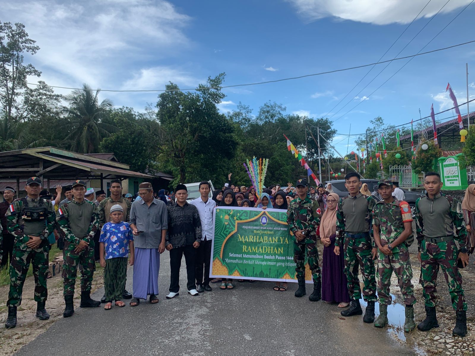 Wujudkan Kebersamaan, Satgas Pamtas RI-Malaysia Yonarmed 19/105 Trk Bogani Hadiri Kegiatan Pawai Ta'aruf Sambut BSR 1444 H