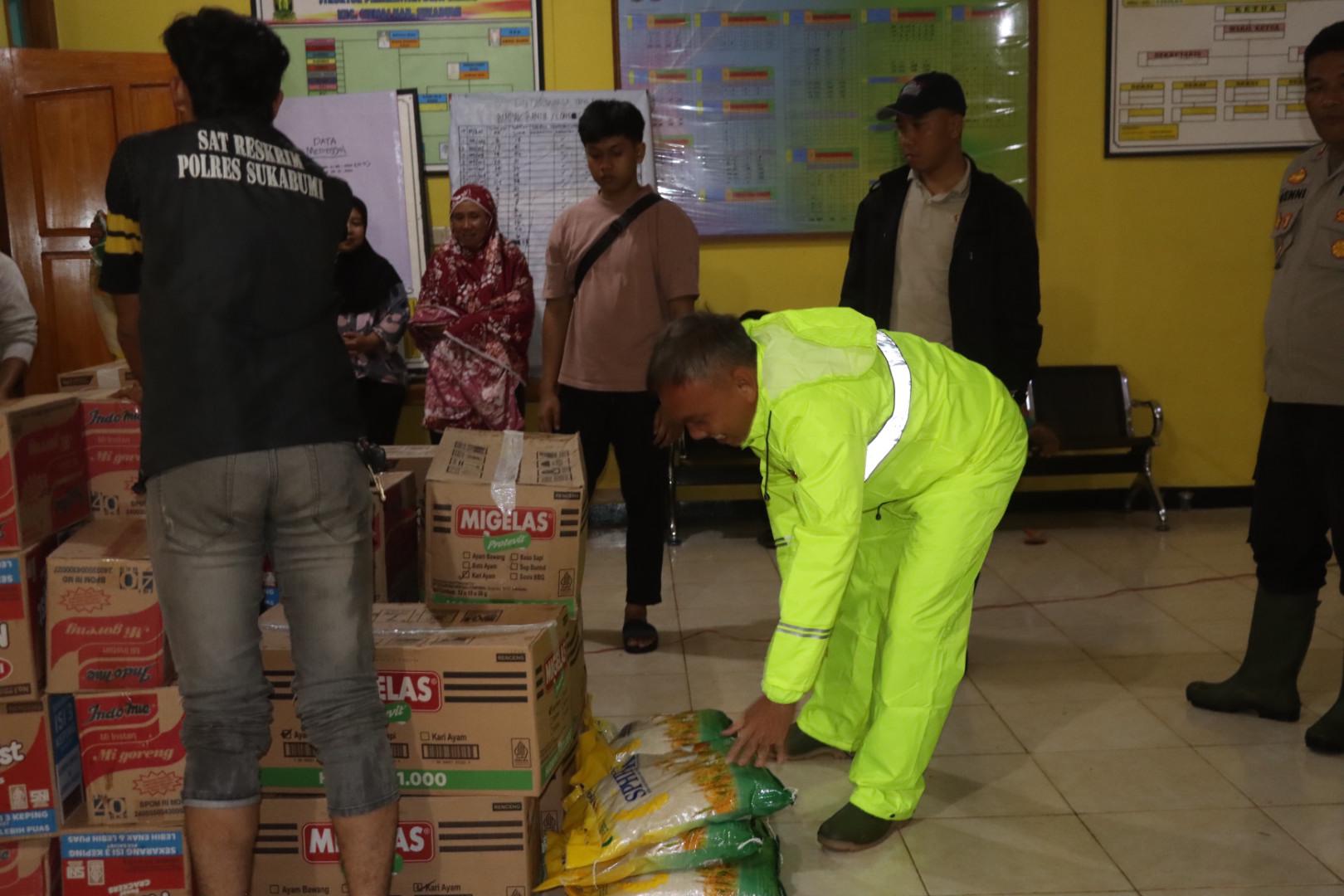 Polres Sukabumi Salurkan Bantuan Kepada Korban Bencana Alam Di Ciemas