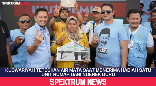 Kuswariyah Teteskan Air Mata Saat Menerima Hadiah Satu Unit Rumah Dari Nderek Guru