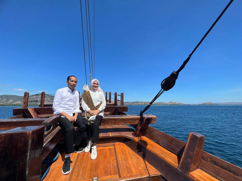 Pose Manis  Jokowi dan Ibu Iriana  Naik Kapal Pinisi ke Taman Nasional Komodo