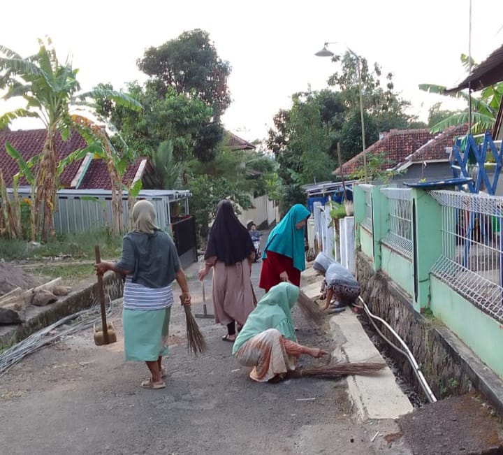 PD Sembako Mahameru  Sponsori  Jumat  Bersih di Desa Darmaraja, Sumedang Selama 1 Bulan